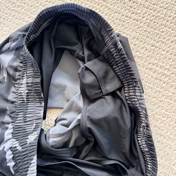 Women’s Black Camo Athleta Mesh Racer Run 4 Shorts - Large - Picture 6 of 7